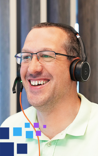 Lächelnder Mitarbeiter von PropertyExpert mit Headset