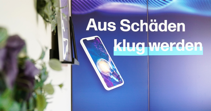 Schrift auf blauer Wand 