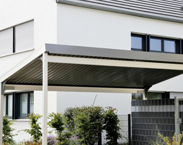 Bild eines Carports vor einem Haus: Sturmschäden in Sekunden einschätzen