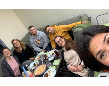 Mitarbeiter*innen von PX auf Bakon-Sofa beim virtuellen Grill-Event im Rahmen des Sommerfestes 2020