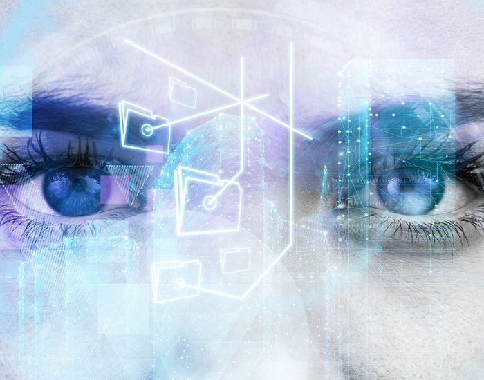 Zwei Augen im Fokus, davor einige technische Einblendungen und angedeutete Ordnerstrukturen